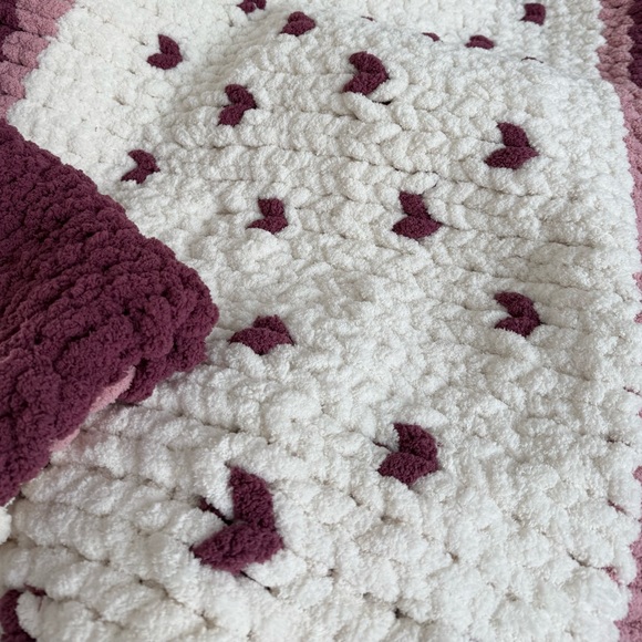 Chunky knit Valentine’s blanket - Picture 2 of 5